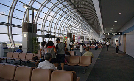 仙台机场震后首次开通国际航线 但航班数不如震前