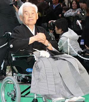日本天皇出席日本反战电影《一枚明信片》试映会