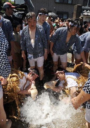 日本东京最具特色祭祀活动之一：“水止舞”祈求降雨停止