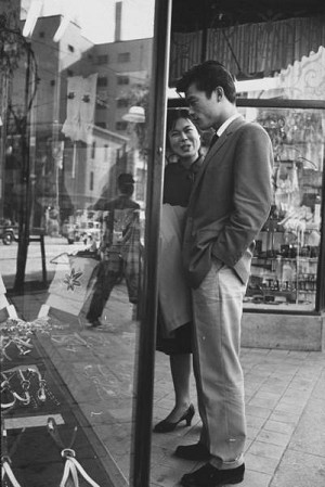 上世纪50年代末的日本年轻人的生活“街拍”