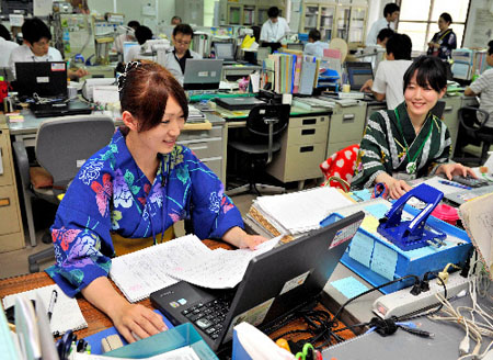 响应夏季活动祗园祭日本公务员着和服上班