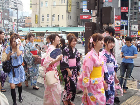 日本人度夏方式别具一格：天气越热活动进行得越热烈
