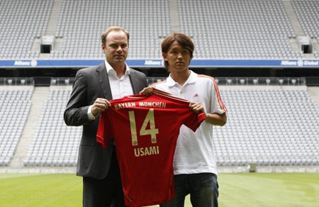 日本球员宇佐美贵史正式签约拜仁 展示14号战袍