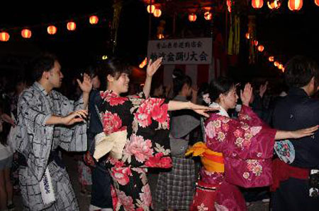 东京传统盂兰盆舞大会 男女老少舞起来