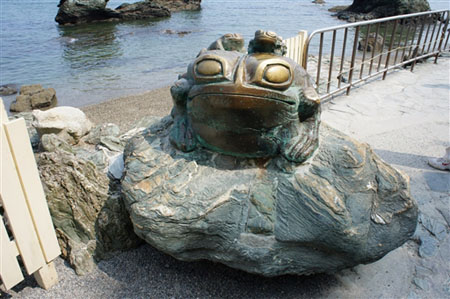 能见到大小青蛙雕塑的二见兴玉神社