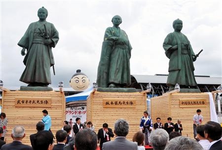 JR高知站前龙马、中冈、武市三位幕末名人塑像并列