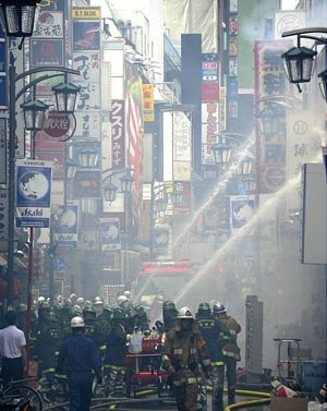 东京新宿歌舞伎町小巷火灾 6家寿司店等楼房被烧