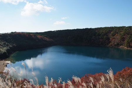 虾野三大火山湖之一 宁静而端庄的不动池美景