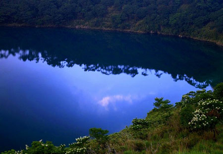 虾野三大火山湖之一 宁静而端庄的不动池美景