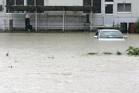 新潟受暴雨影响河水泛滥 市政府发出避难指令