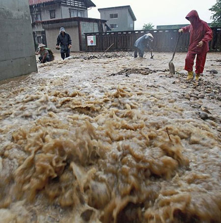 新潟县内多处河堤崩塌 3间住宅被河水冲垮