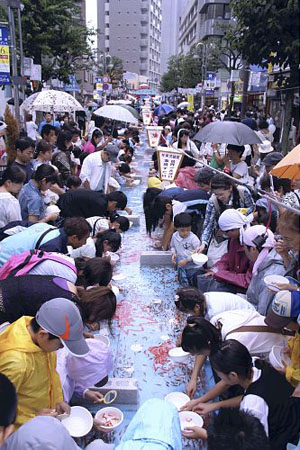 神奈川藤泽大型捞金鱼活动举行 两次被载入吉尼斯世界纪录