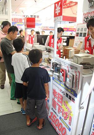 任天堂3DS降价1万日元  池袋店排成50人长队