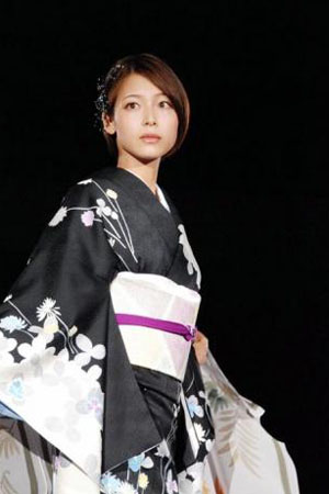 相武纱季：黑色和服尽显成熟魅力