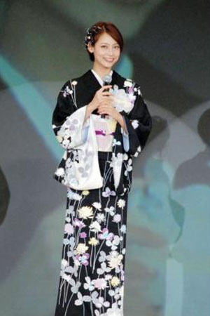 相武纱季：黑色和服尽显成熟魅力