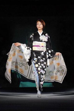 相武纱季：黑色和服尽显成熟魅力