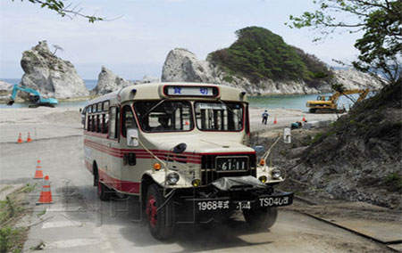 老式巴士重新上路载客   日本岩手县旅游业正在逐步恢复