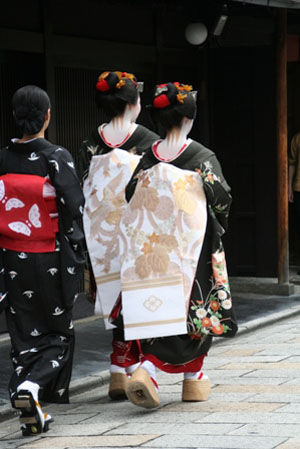京都祗园传统活动“八朔”  艺妓盛装出门表示感谢