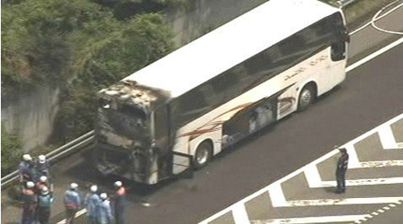 静冈县一旅游观光巴士突然起火车上 26人及时撤离未有伤亡