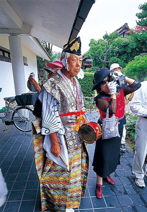 四百年传承下的优美舞蹈 岛根县的津和野鹭舞神事