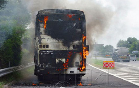 发动机过热导致车尾燃烧  日本旅游巴士起火原因现已查明