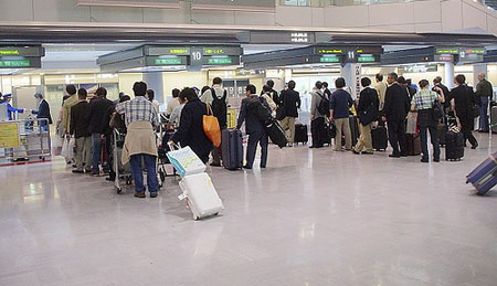 暑期接近尾声 日本成田机场出现出境游客回国高峰