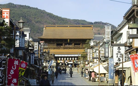 山门广开迎四方宾客 长野县的善光寺