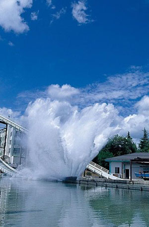 飞流之下三千尺 富士急乐园内的大海啸冲浪飞车