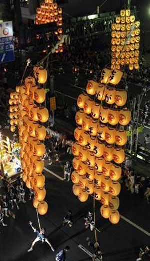 秋田竿灯祭开幕 为地震灾民加油打气