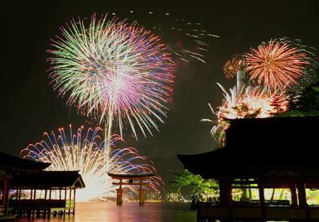 广岛县严岛神社举行水上烟火大会 迷倒十万名观众