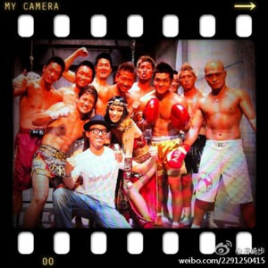 滨崎步宣传新专辑 微博秀与众半裸猛男合照