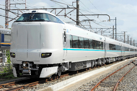 JR西日本公开新款“黑潮”列车 车内人性化设计