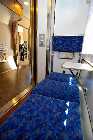 JR西日本公开新款“黑潮”列车 车内人性化设计