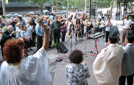 美国纽约举行追悼仪式 为广岛及长崎原子弹爆炸死难者祈祷