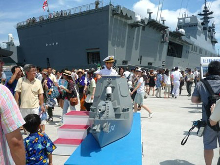 日美横须贺海军基地对外开放 吸引众多旅客前往观看