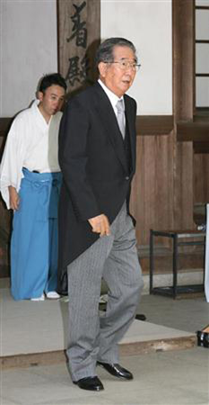 石原慎太郎强烈批评菅直人及阁僚不参拜靖国神社的决定