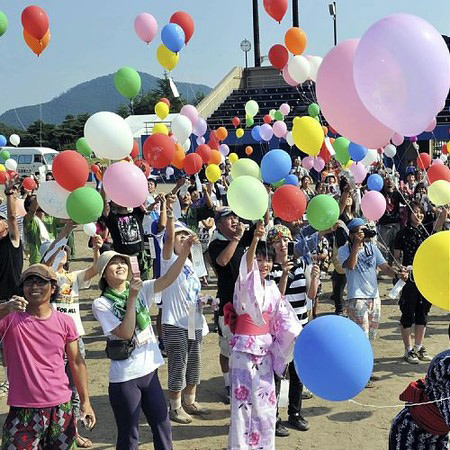 日本宫城县女川町放飞830个气球 为地震遇难者祈祷冥福