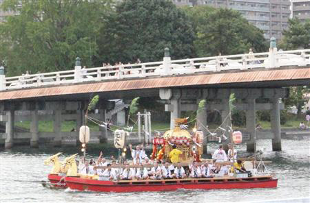 日本大津三大祭典之一的“船幸祭”举行