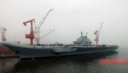 中国首艘航母瓦良格号试航 引起各国关注