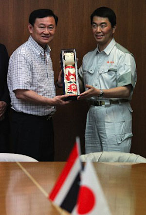 泰国前总理他信访问日本东北地震灾区