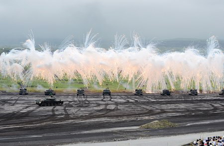 日本陆上自卫队举行国内最大规模演习 向民众展示训练成果
