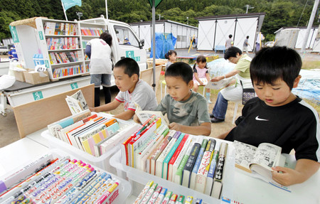 日本灾区现“移动式图书馆” 孩子们欣喜若狂