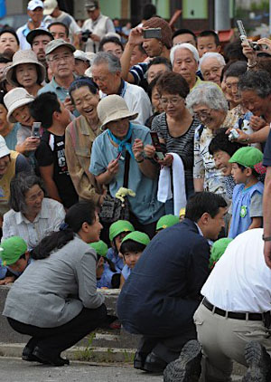 日本皇太子夫妇访问大船渡市慰问灾民