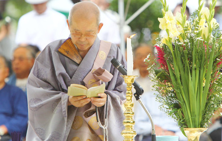 【广岛原爆纪念日】僧侣为“消失的城镇”诵经祈愿