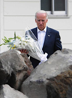 美国副总统拜登为日本海啸遇难者献花