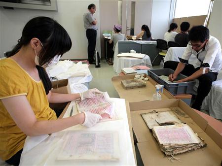 志愿者修复东日本大地震灾区受灾古文书