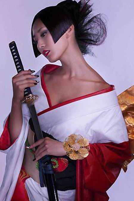 “环球小姐”日本参赛 大白日红服装+女忍者发型