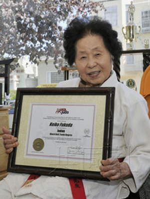 美籍日裔98岁老人成为美国女子柔道十段第一人
