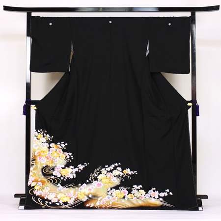 帖子  又称长袖礼服,是小姐们的第一礼服,根据袖子长度又分为"大振袖"