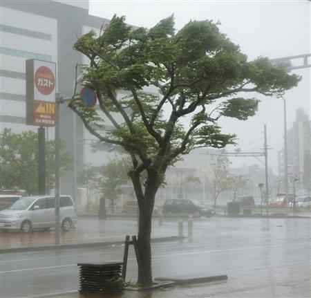 9号台风接近冲绳 狂风暴雨不断 6万户家庭停电